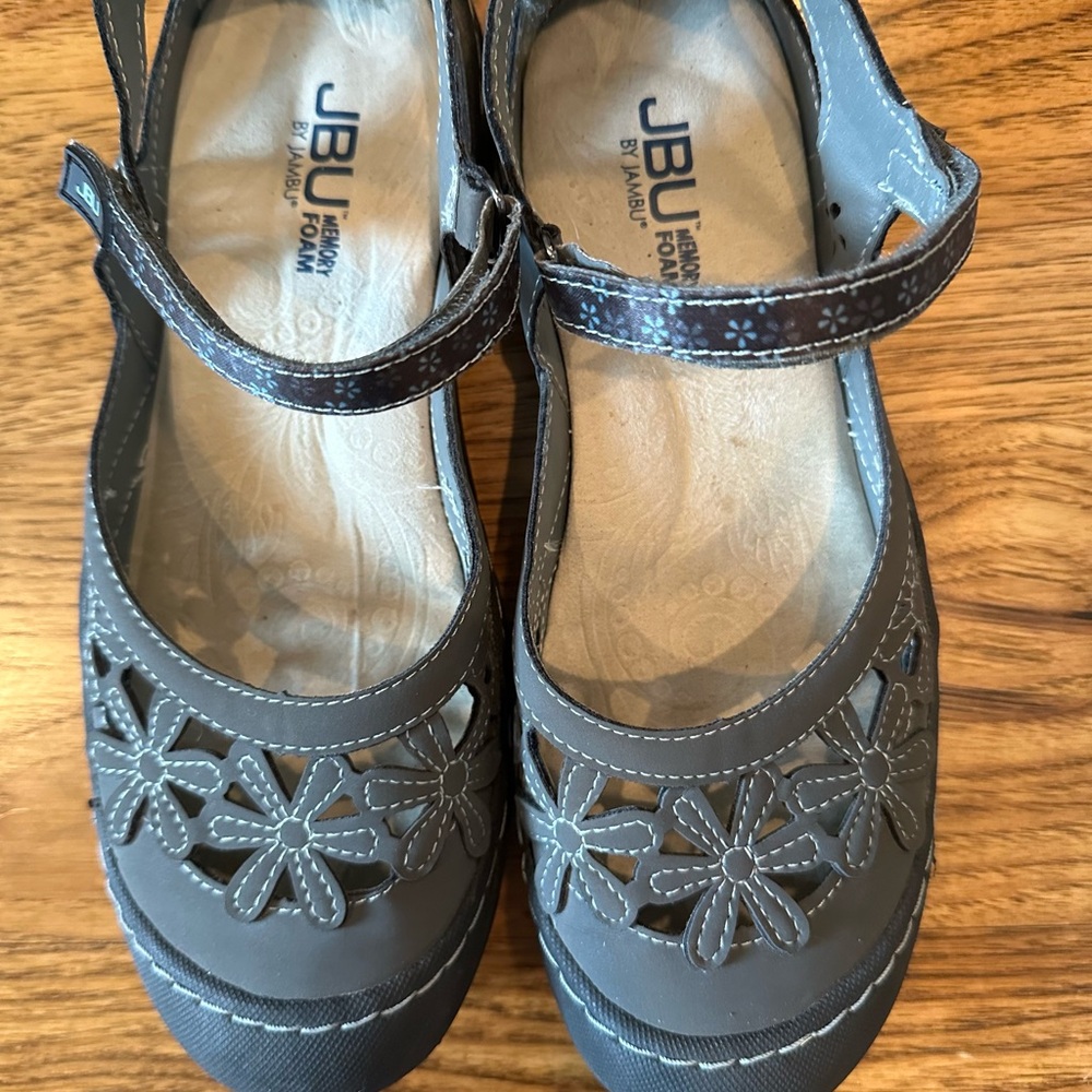 JBU Women's Gray Floral Cutout Mary Jane Flats